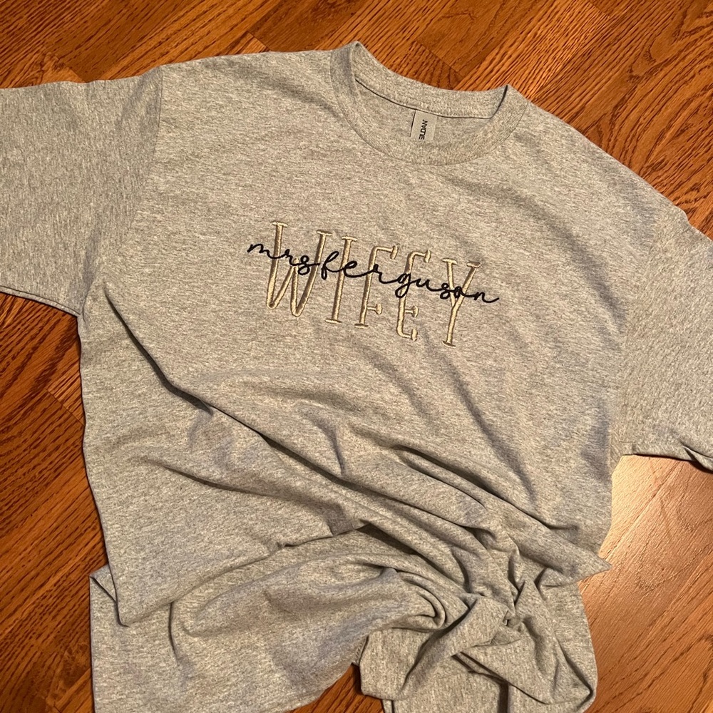 🆕 WIFEY T-SHIRT Embroidery - Picture 4 of 8